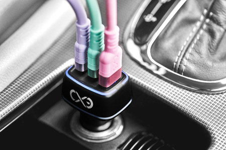 Uniwersalna szybka ładowarka samochodowa eXc LIGHT,1x USB-A QC+2x USB-C PD, 75W, biała