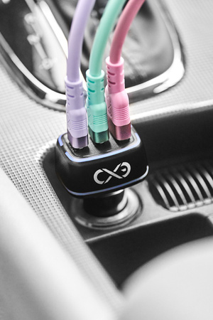 Uniwersalna szybka ładowarka samochodowa eXc LIGHT, 1x USB-A QC+2x USB-C PD, 75W, czarna