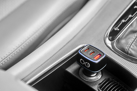 Uniwersalna szybka ładowarka samochodowa eXc LIGHT, 1x USB-A QC+2x USB-C PD, 75W, czarna