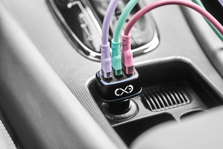 Uniwersalna szybka ładowarka samochodowa eXc LIGHT,1x USB-A QC+2x USB-C PD, 75W, biała